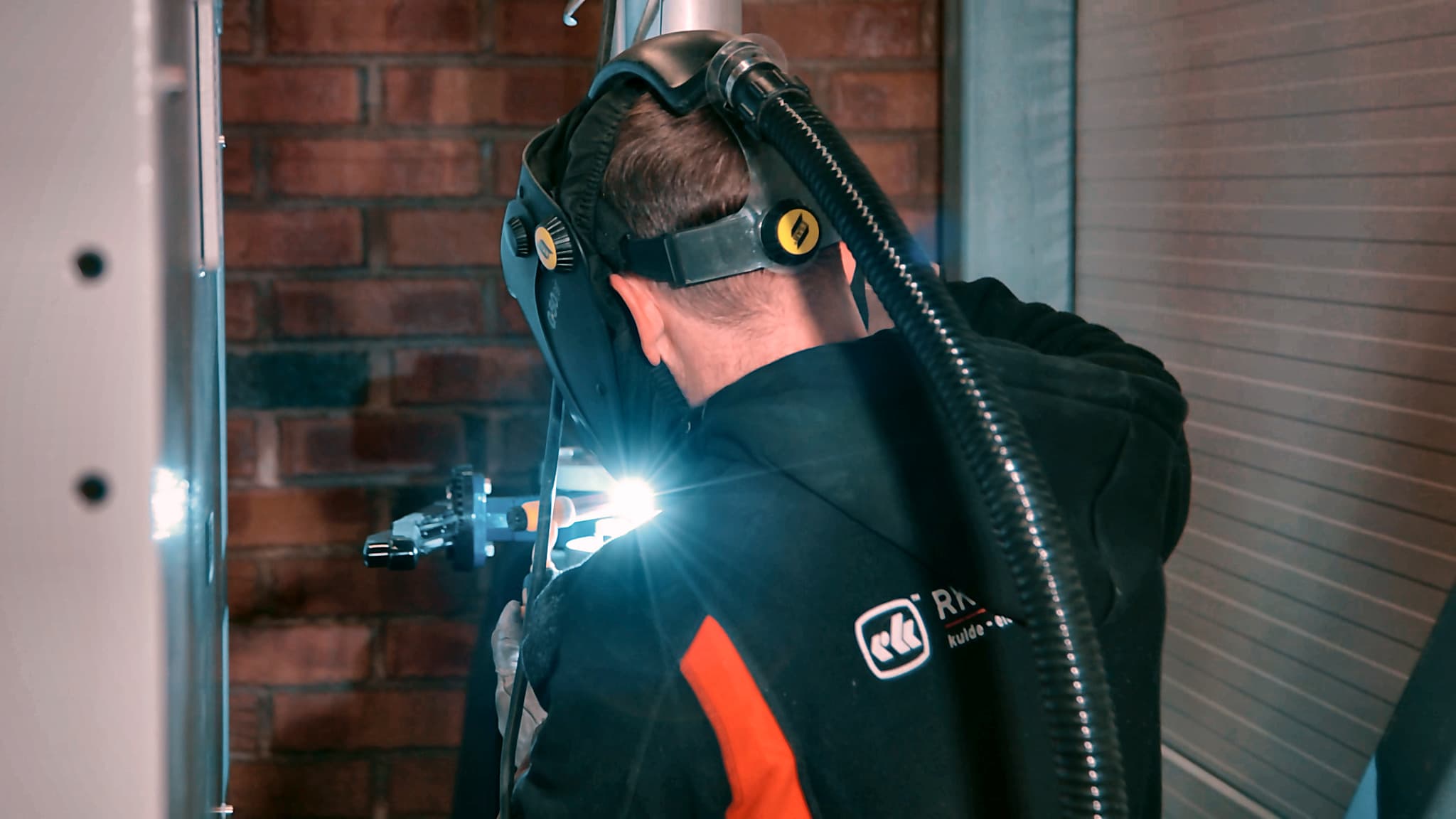 RK Tekniske tekniker sveiser rørkobling i energisentralen