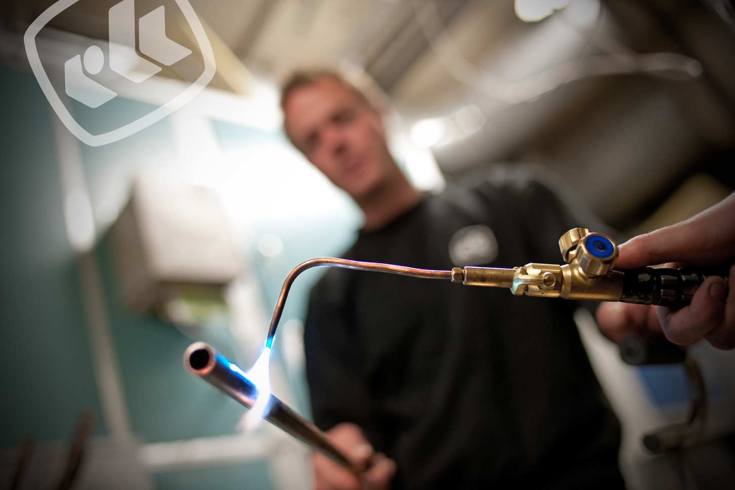 Tekniker fra RK Tekniske under arbeid — sveising av kuldeanlegg